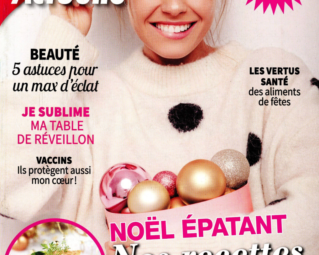 Collier chaîne dorée et perles baroques SATELLITE Paris dans Femme Actuelle, Noël décembre 2025