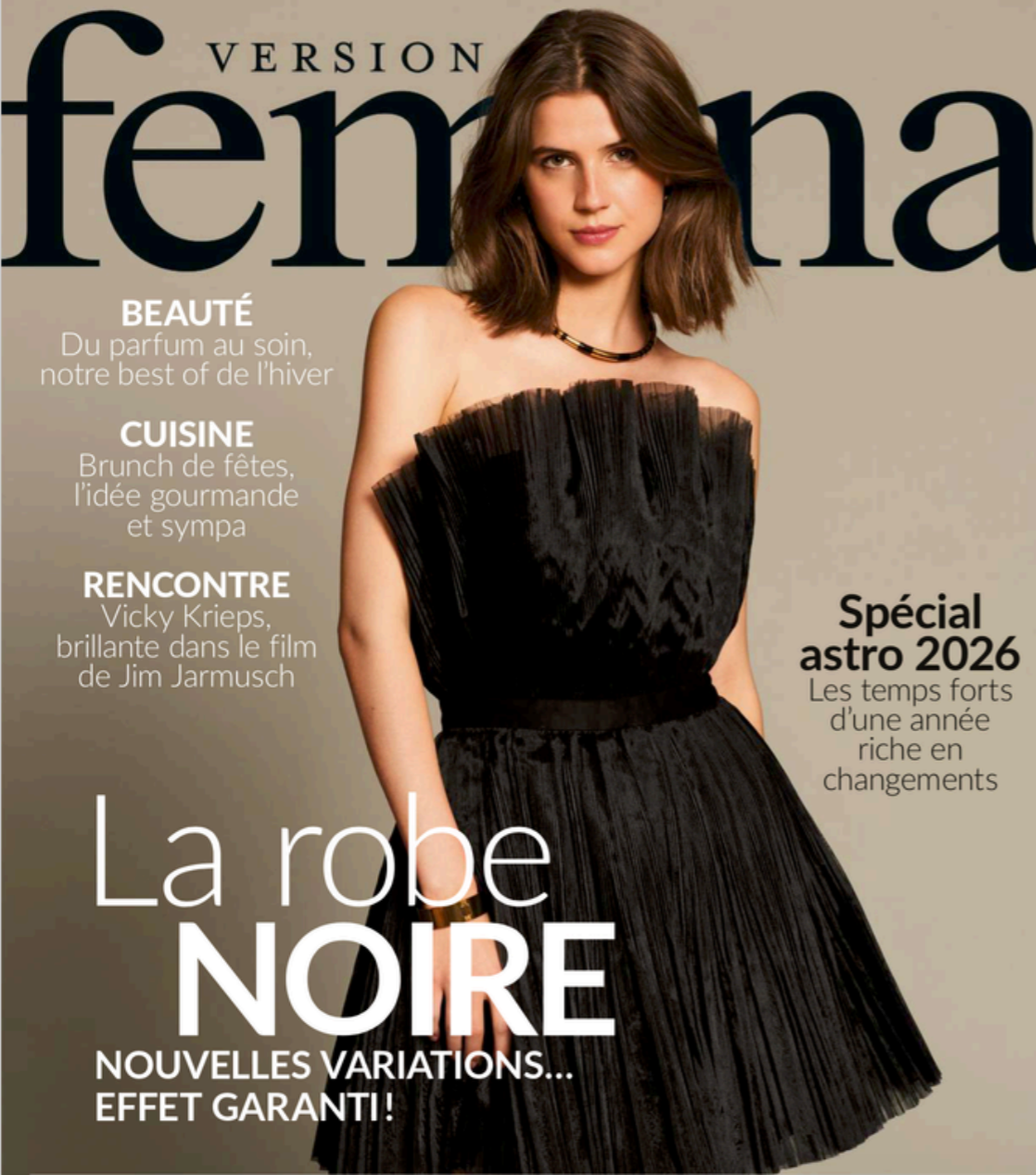 Boucles d’oreilles dorées et manchette filigrane SATELLITE Paris dans Version Femina, décembre 2025