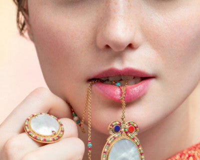 Bijoux d’inspiration haute couture : l’essence du style parisien en bijouterie fantaisie