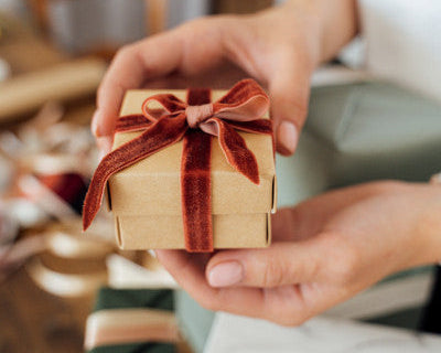 Idée cadeau : comment choisir le bijou fantaisie à offrir ?