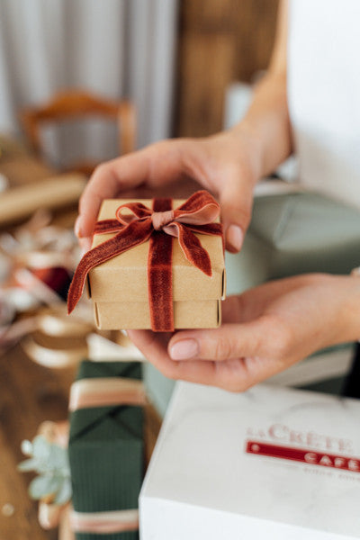 Idée cadeau : comment choisir le bijou fantaisie à offrir ?