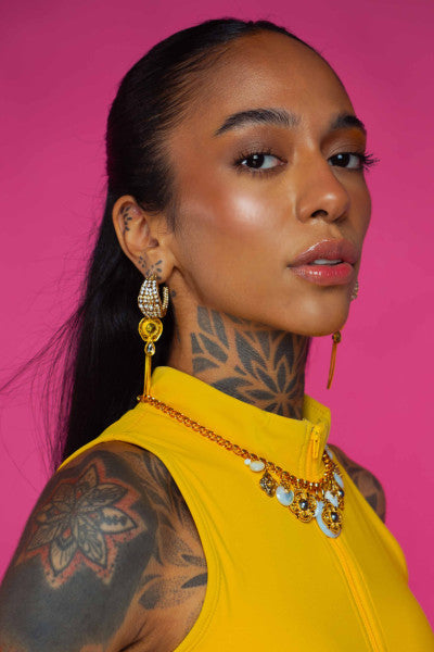 Boucles d’oreilles asymétriques ou dépareillées : comment porter ces bijoux ?