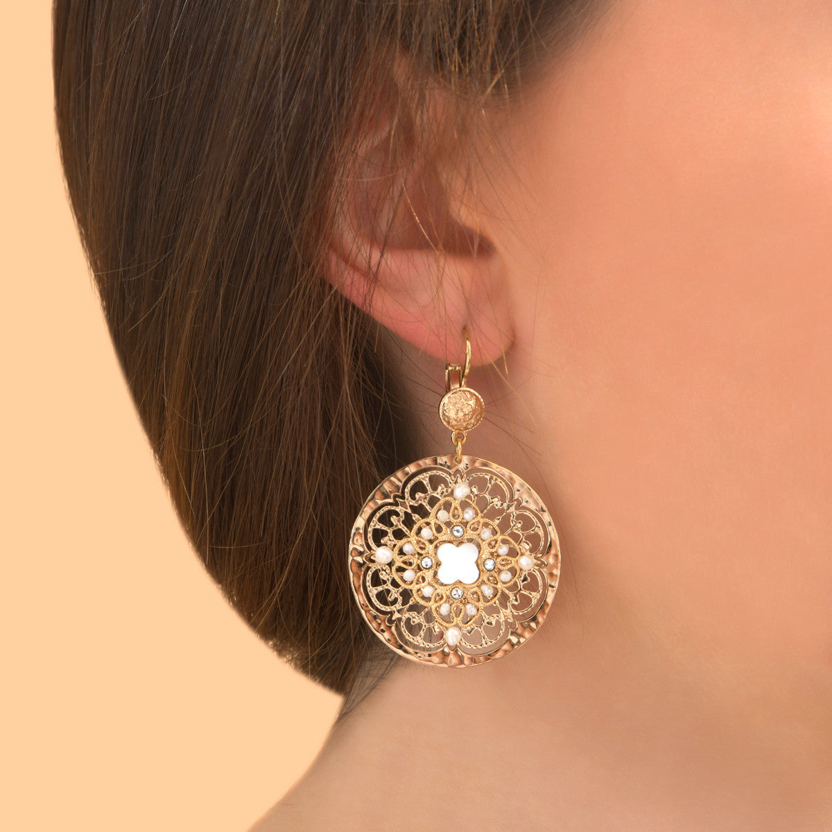 Boucles d'oreilles dormeuses tendance perles de rivière cristaux prestige - blanc Nacre