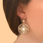 Boucles d'oreilles dormeuses tendance perles de rivière cristaux prestige - blanc Nacre