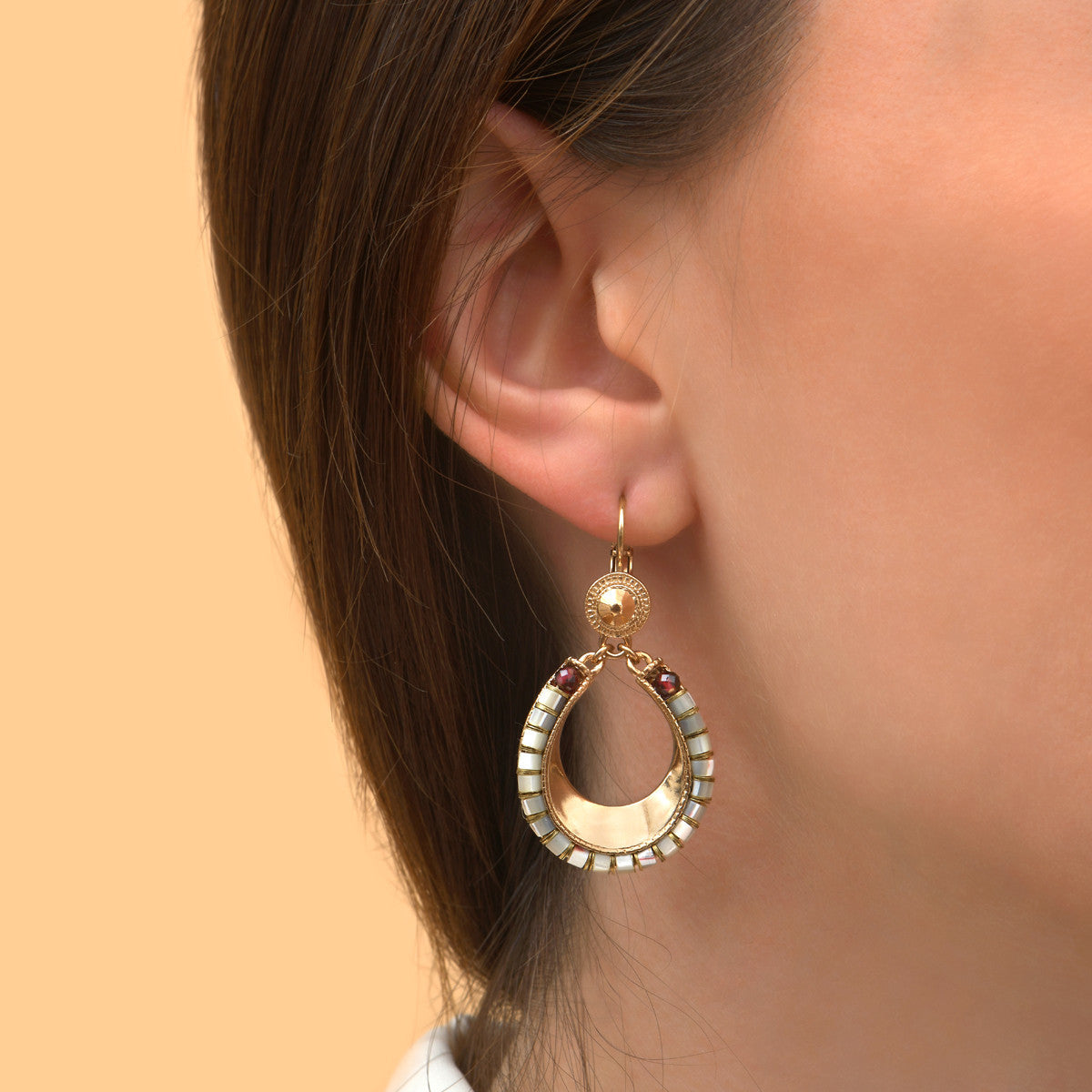 Boucles d'oreilles dormeuses ethniques grenat nacre - blanc Nacre
