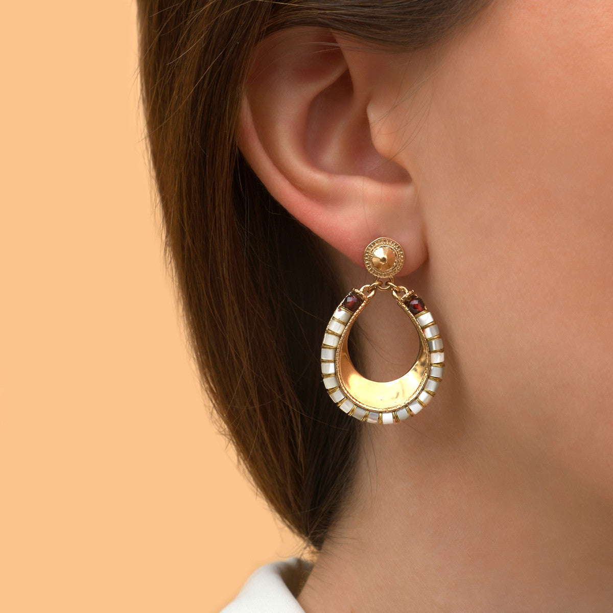 Boucles d'oreilles à tiges percées ethniques grenat nacre - blanc Nacre