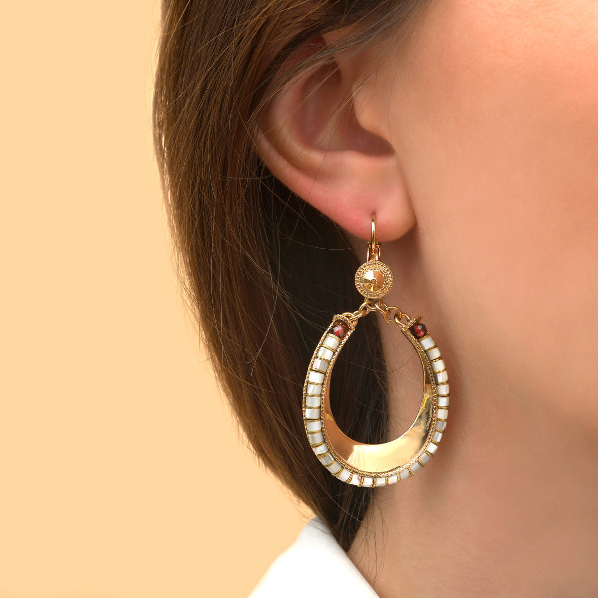 Boucles d'oreilles dormeuses grenat nacre - blanc Nacre