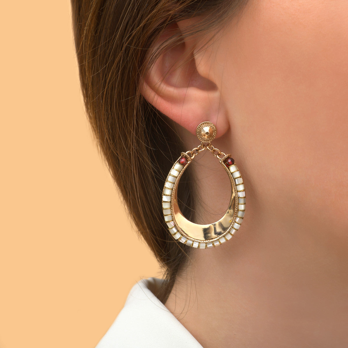 Boucles d'oreilles à tiges percées poétiques grenat nacre - blanc Nacre