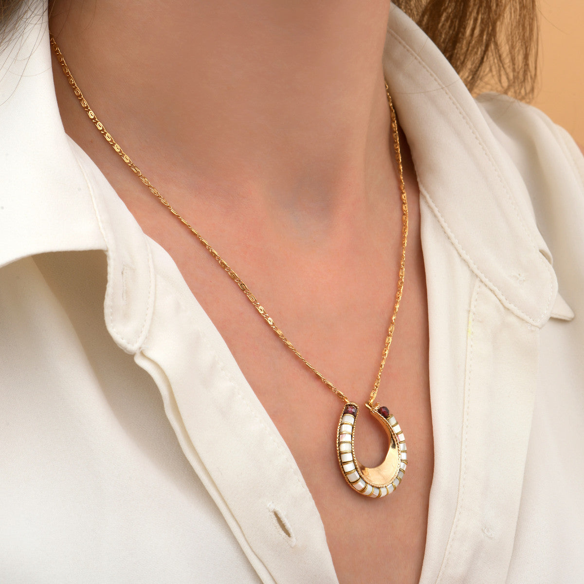 Collier pendentif nacre grenat - blanc Nacre