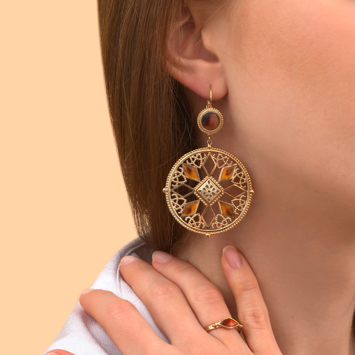 Boucles d'oreilles dormeuses résine émaillée - écaille Ecaille