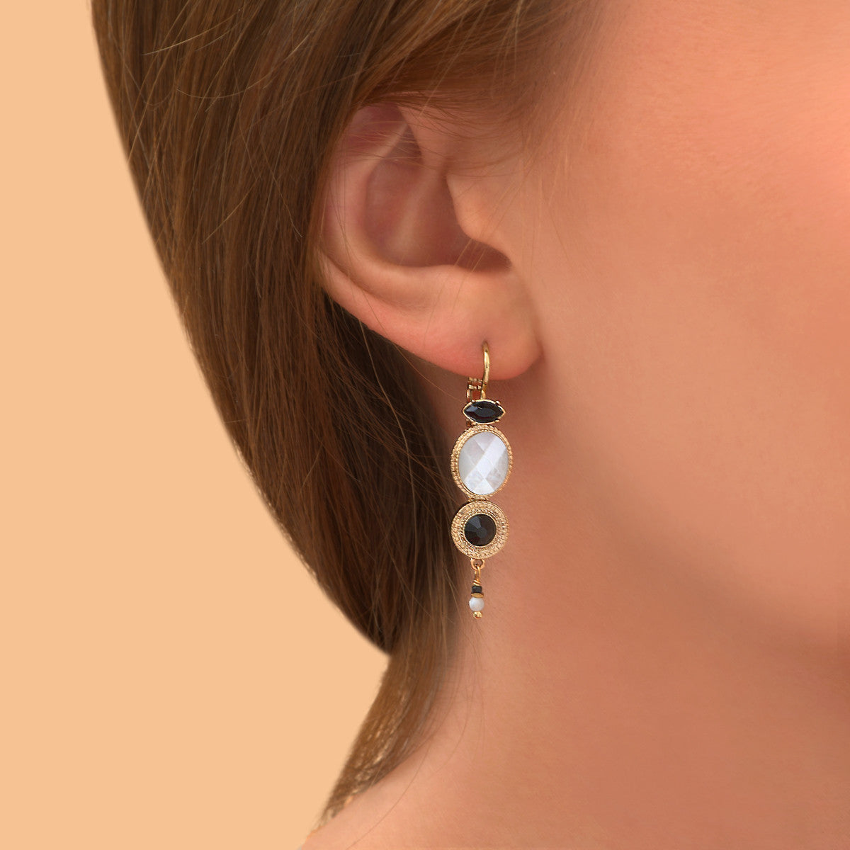 Boucles d'oreilles dormeuses nacre blanche cristaux - blanc Blanc