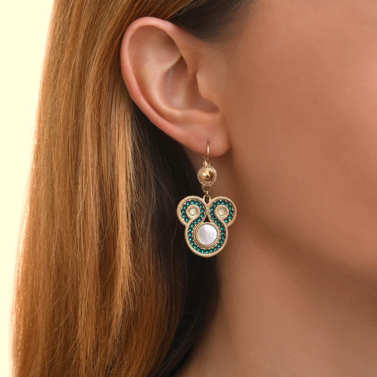 Boucles d'oreilles dormeuses raffinées nacre blanche - bleu Nacre bleu