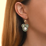 Boucles d'oreilles dormeuses raffinées nacre blanche - bleu Nacre bleu