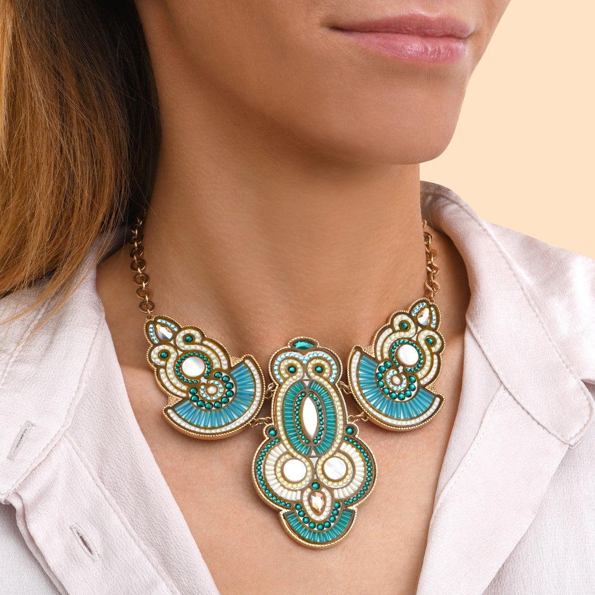 Collier plastron cristaux Prestige nacre blanche - bleu Nacre bleu