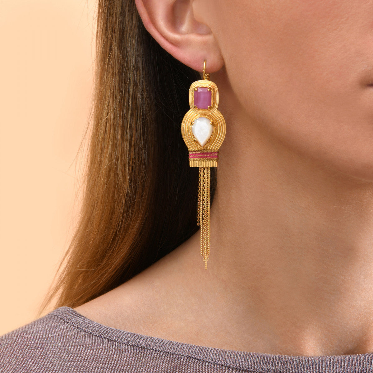 Boucles d'oreilles dormeuses pendantes cabochons pompon - rose Nacre rose