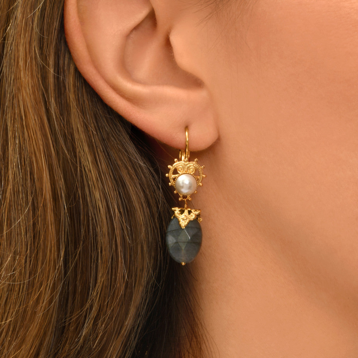 Boucles d'oreilles dormeuses Positano cabochon nacré labradorite - gris Nacre grise