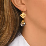 Boucles d'oreilles dormeuses Positano nacre grise teintée et cristaux - gris Nacre grise