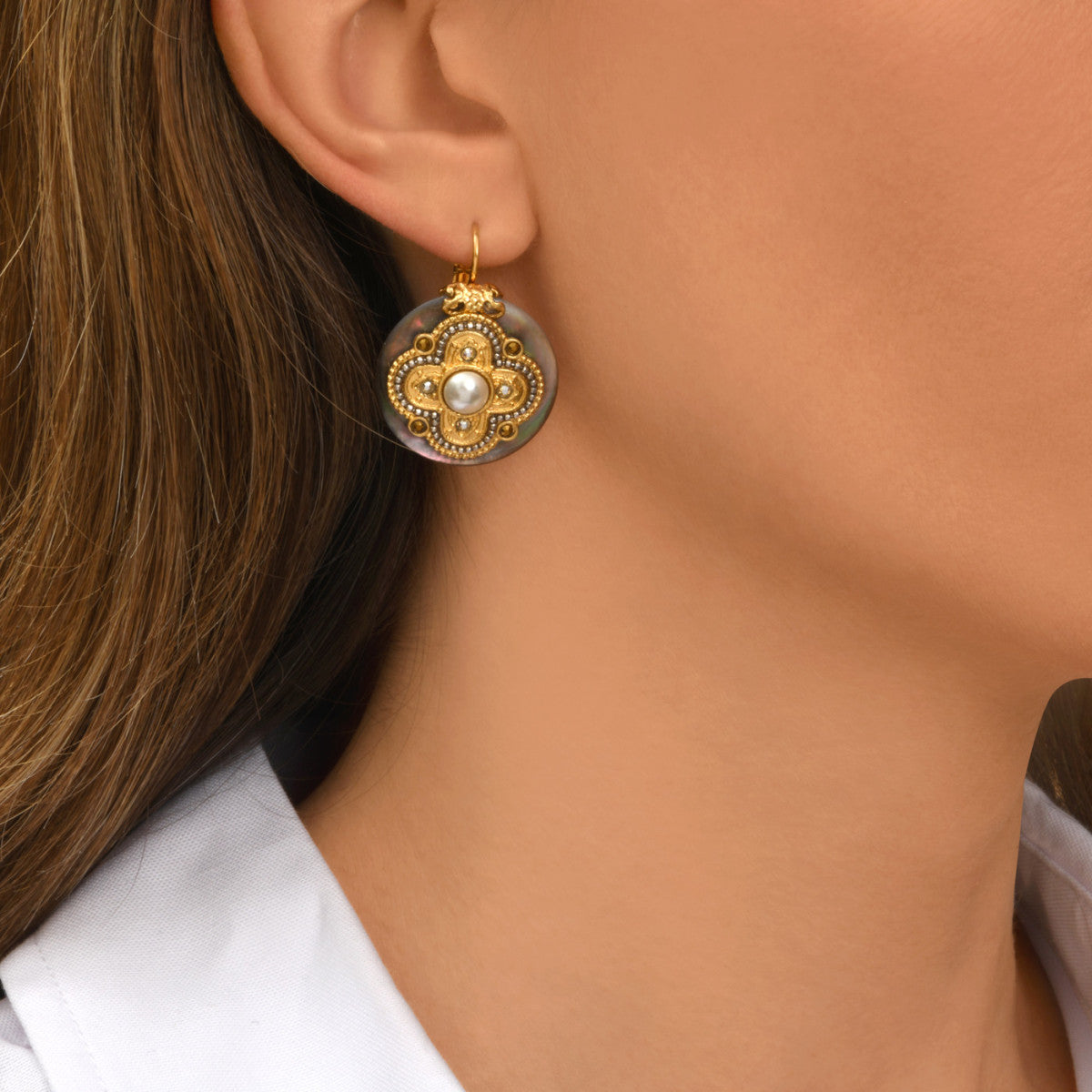 Boucles d'oreilles dormeuses Positano nacre grise et cabochon nacré - gris Nacre grise