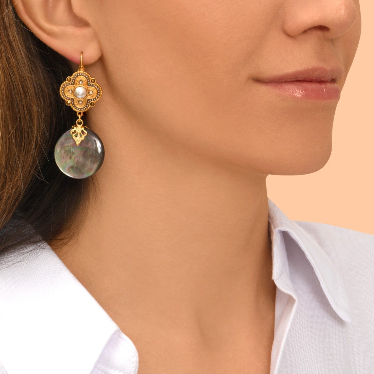 Boucles d'oreilles dormeuses pendantes Positano nacre et cabochon nacré - gris Nacre grise