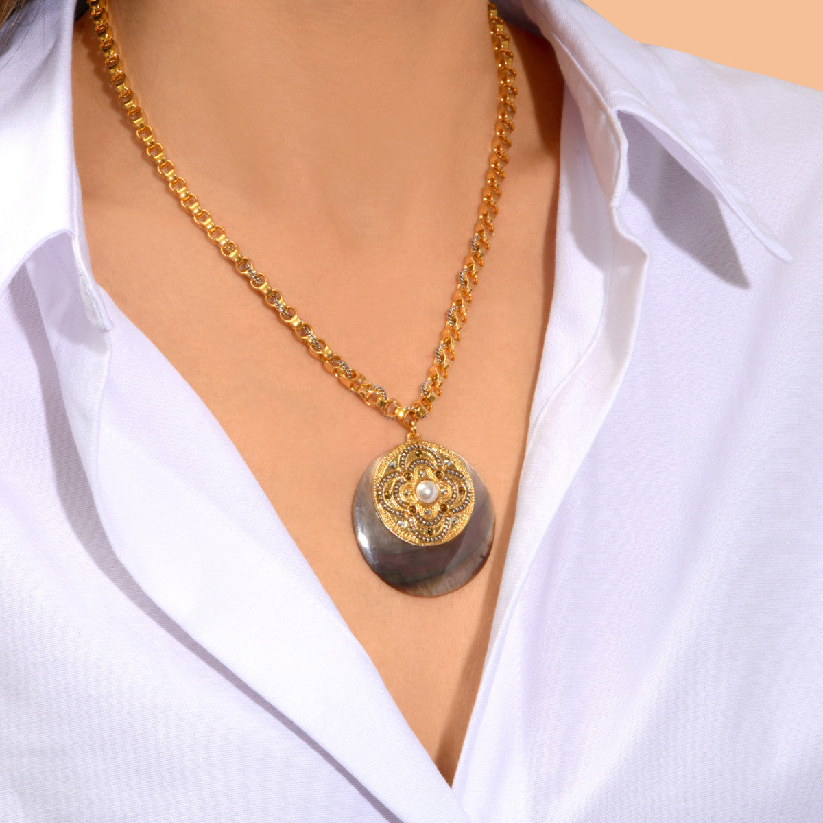 Collier chaîne Positano maille bijou médaille nacre et cabochon nacré - gris Nacre grise