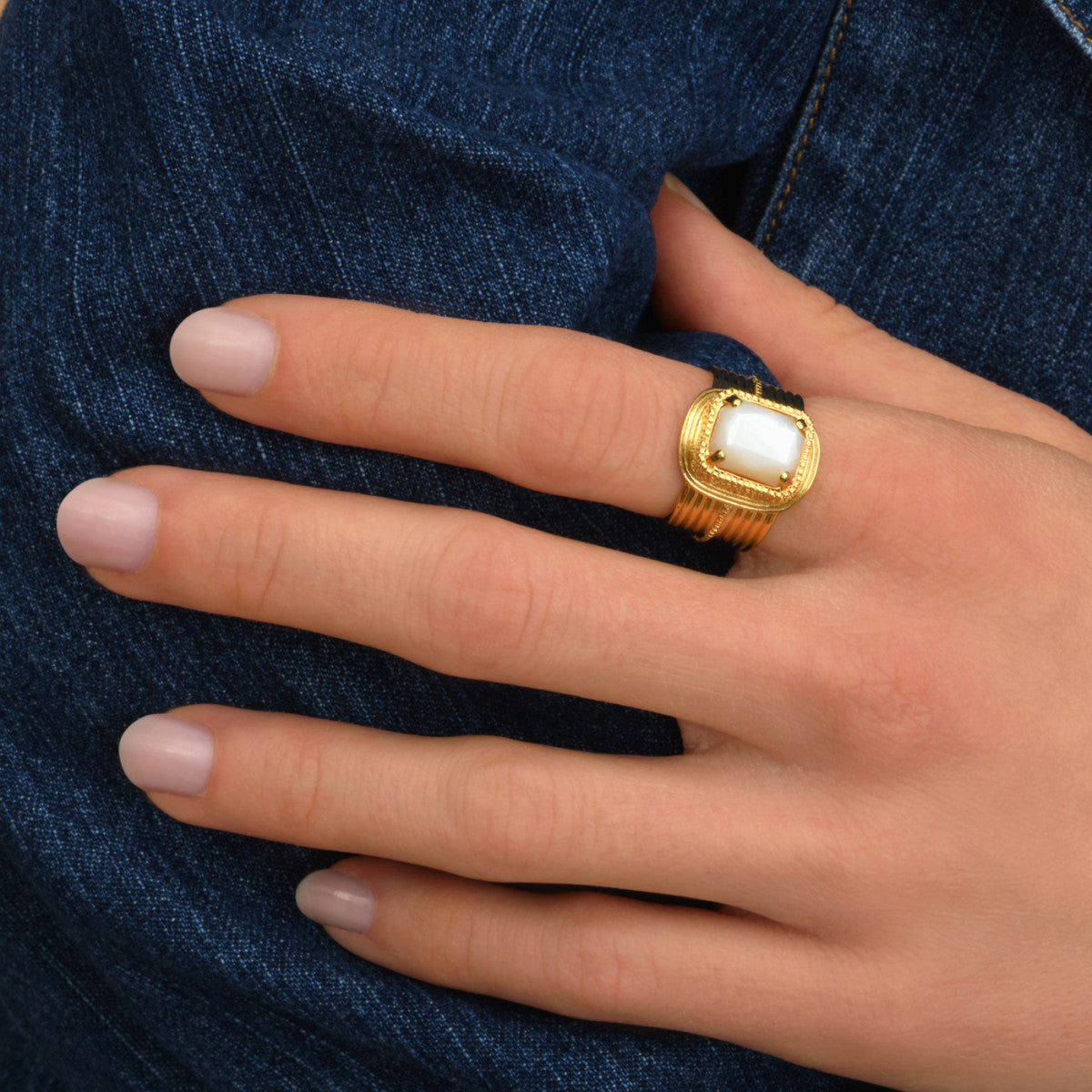 Bague large ajustable intemporelle métal doré nacre facettée - nacre Nacre