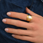 Bague large ajustable intemporelle métal doré nacre facettée - nacre Nacre