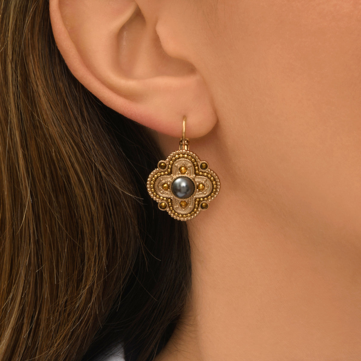 Boucles d'oreilles dormeuses Positano cabochon nacré et cristaux - gris Nacre blanche