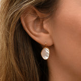 Boucles d'oreilles dormeuses Noto cabochon en nacre - blanc Nacre