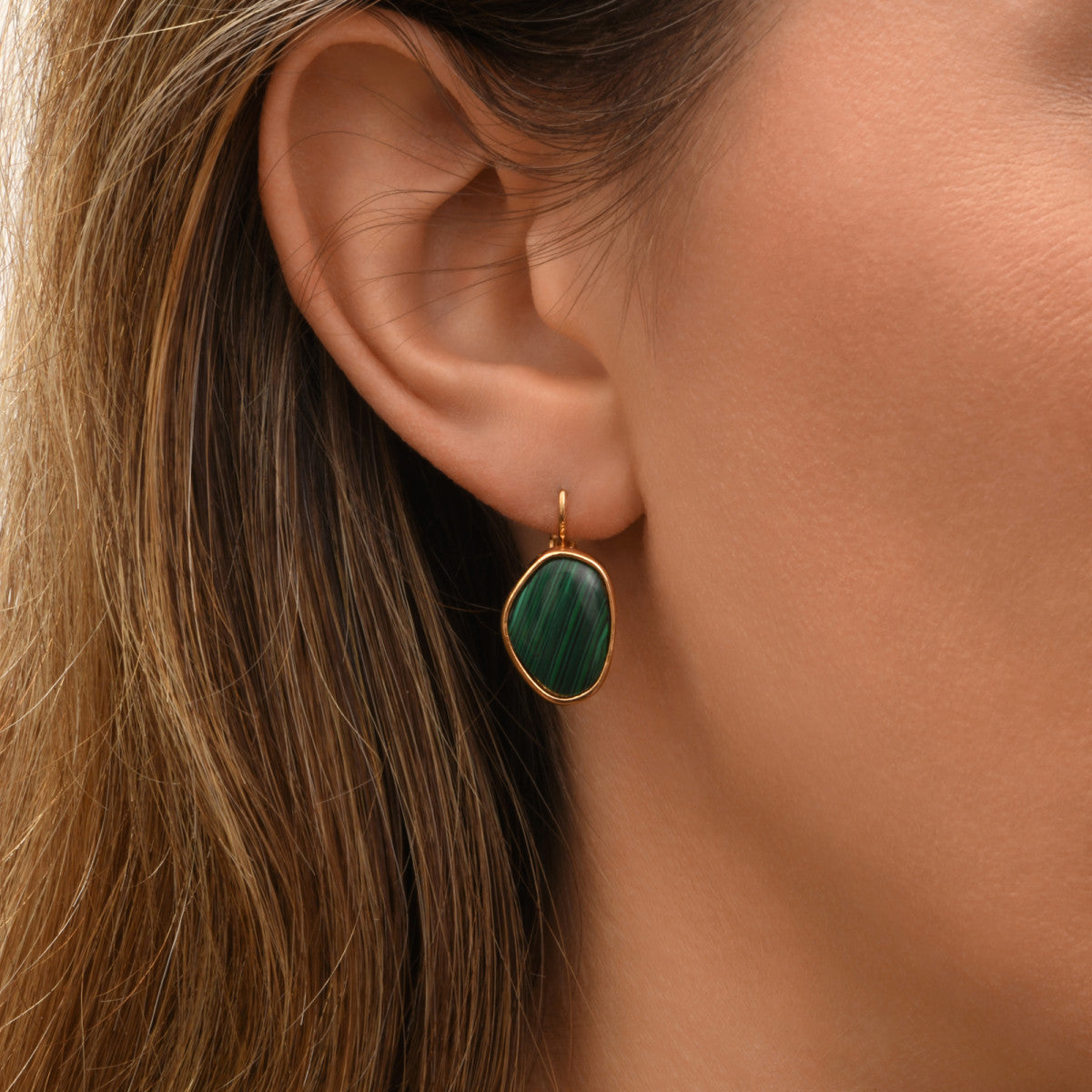 Boucles d'oreilles dormeuses Noto cabochon en malachite composite - vert Vert