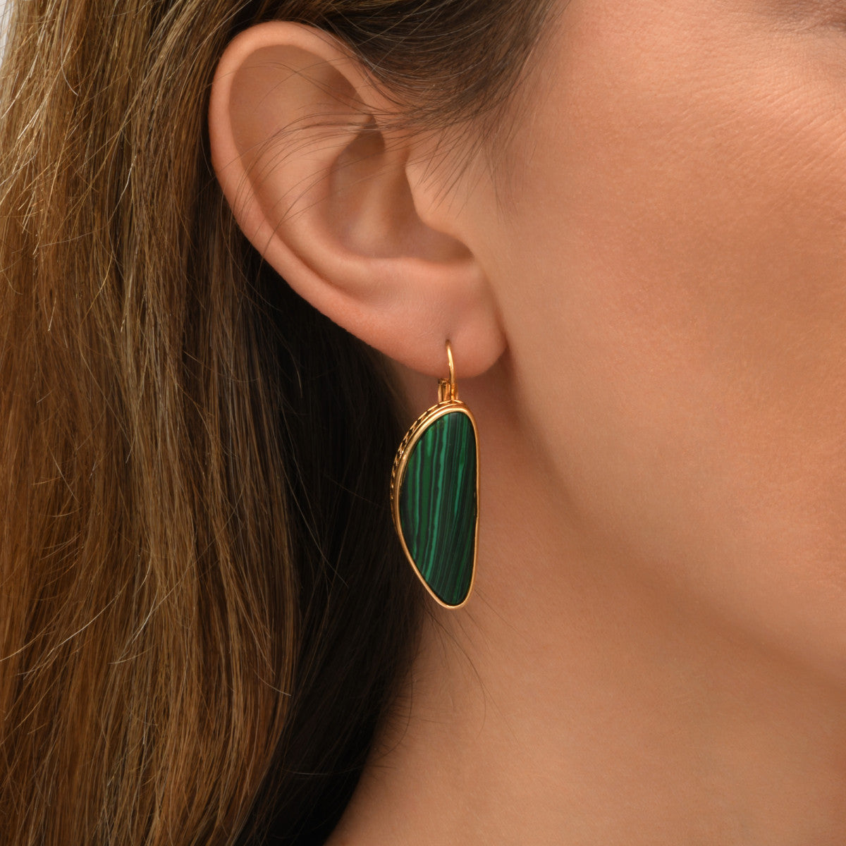 Grandes boucles d'oreilles dormeuses Noto cabochon malachite composite - vert Vert