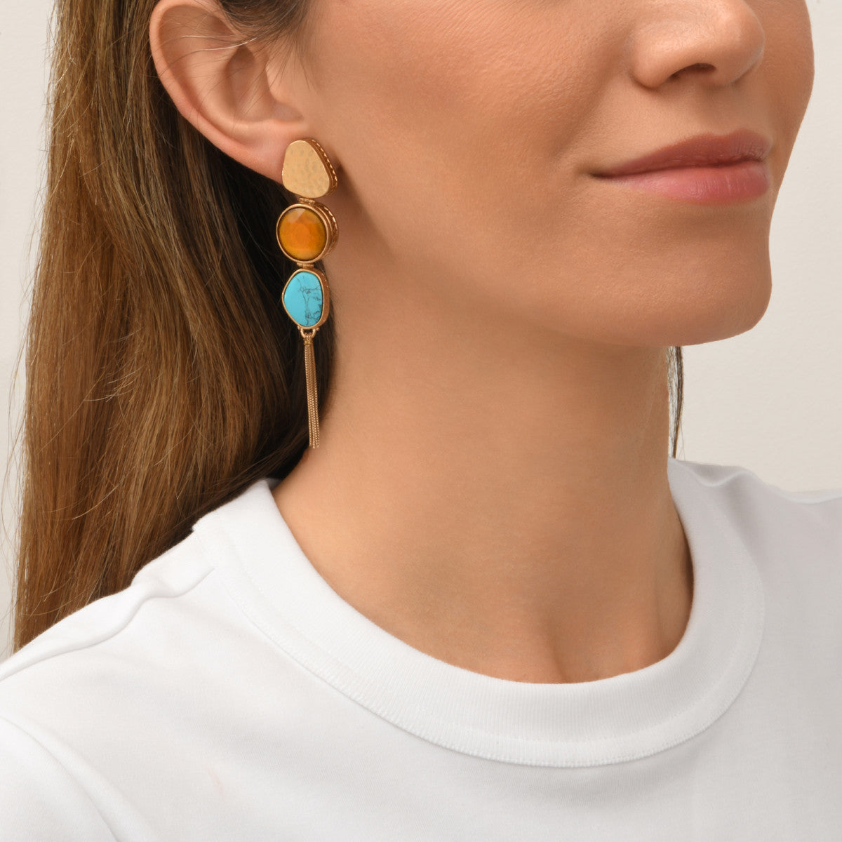 Boucles d'oreilles longues à clips Noto cabochons et pompon doré - bleu Turquoise