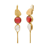 Boucles d'oreilles longues dormeuses Noto cabochons et pompon doré - blanc Nacre