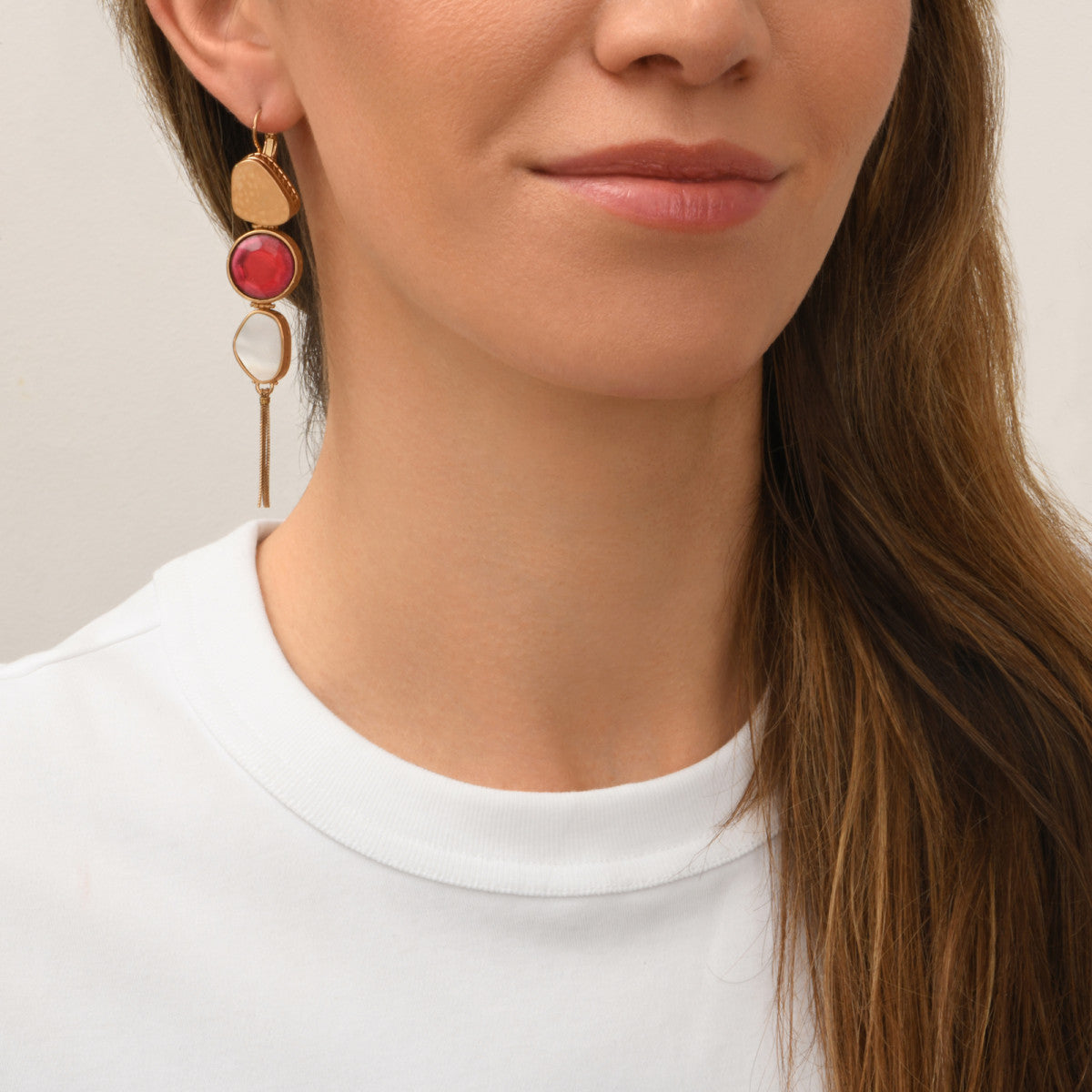 Boucles d'oreilles longues dormeuses Noto cabochons et pompon doré - blanc Nacre