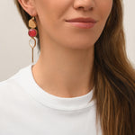 Boucles d'oreilles longues dormeuses Noto cabochons et pompon doré - blanc Nacre