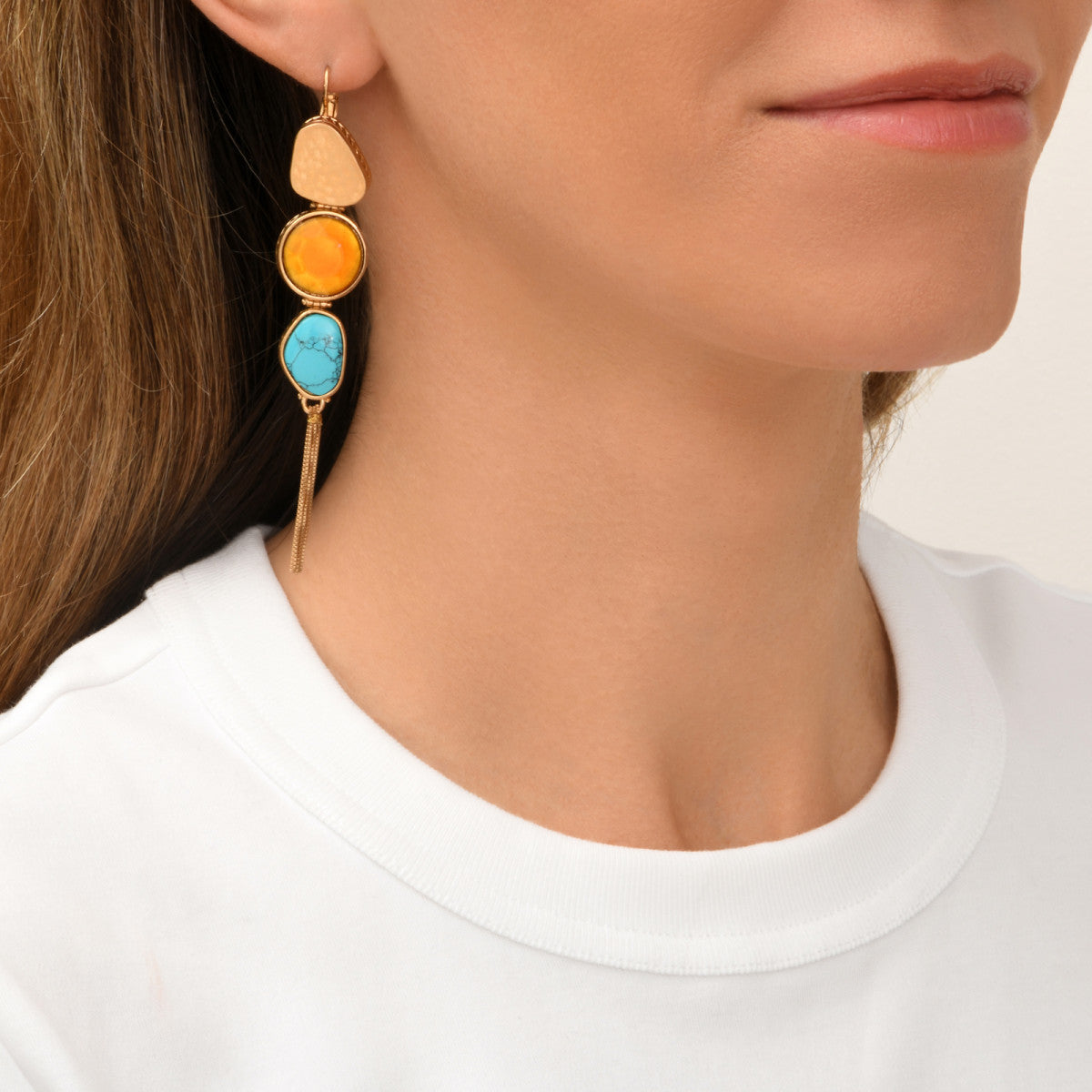 Boucles d'oreilles longues dormeuses Noto cabochons et pompon doré - bleu Turquoise