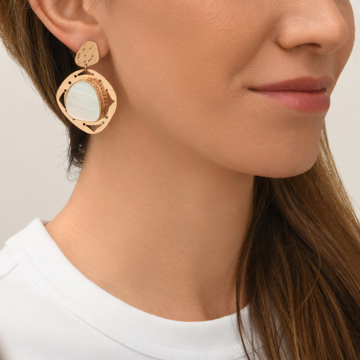 Boucles d'oreilles tiges percées Noto en métal ciselé cabochon nacre - blanc Nacre