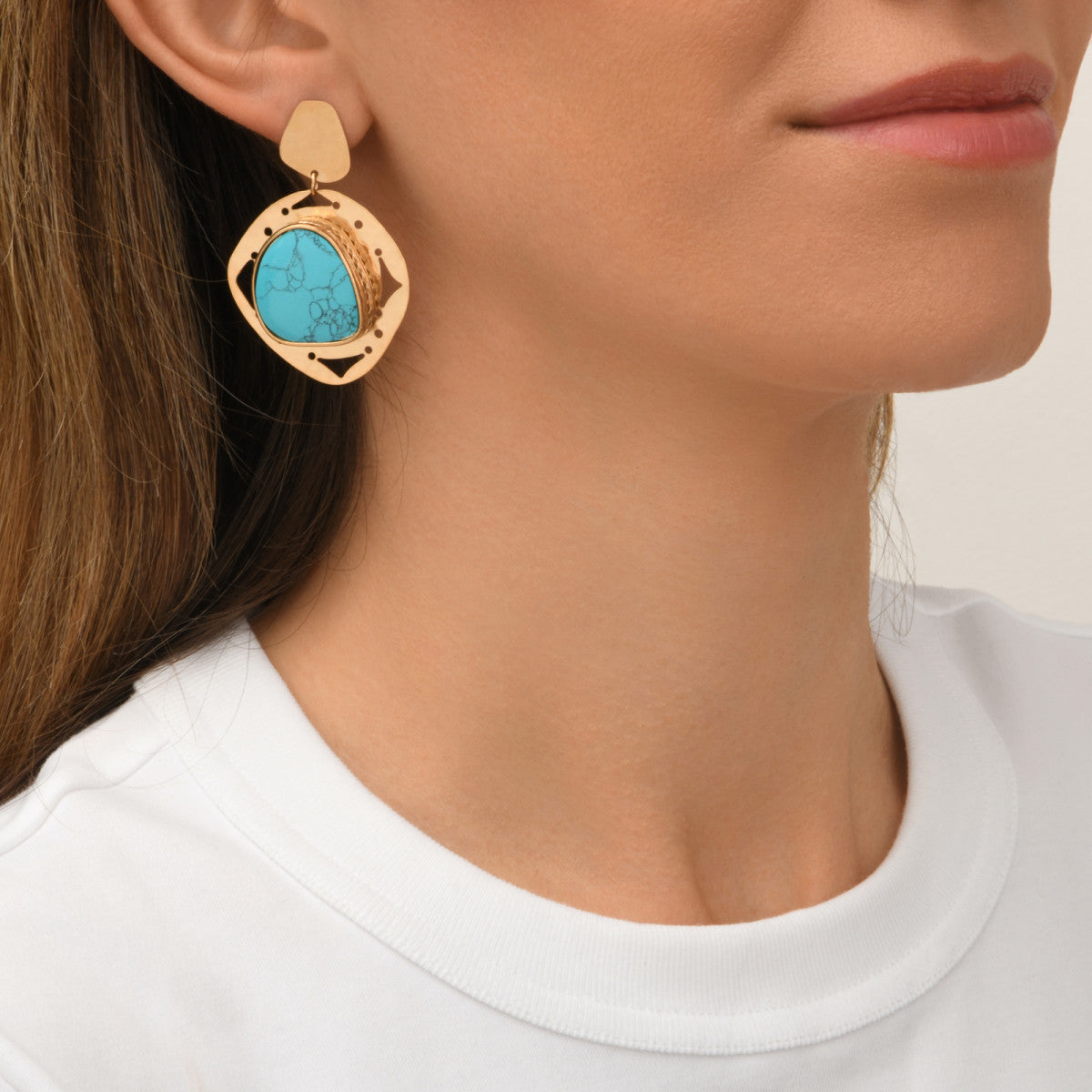 Boucles d'oreilles tiges percées Noto en métal ciselé cabochon turquoise - bleu Turquoise