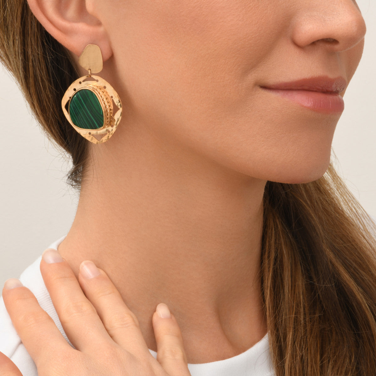 Boucles d'oreilles tiges percées Noto en métal ciselé cabochon malachite - vert Vert