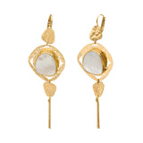 Boucles d'oreilles pendantes dormeuses Noto cabochon nacre et pompon - blanc Nacre