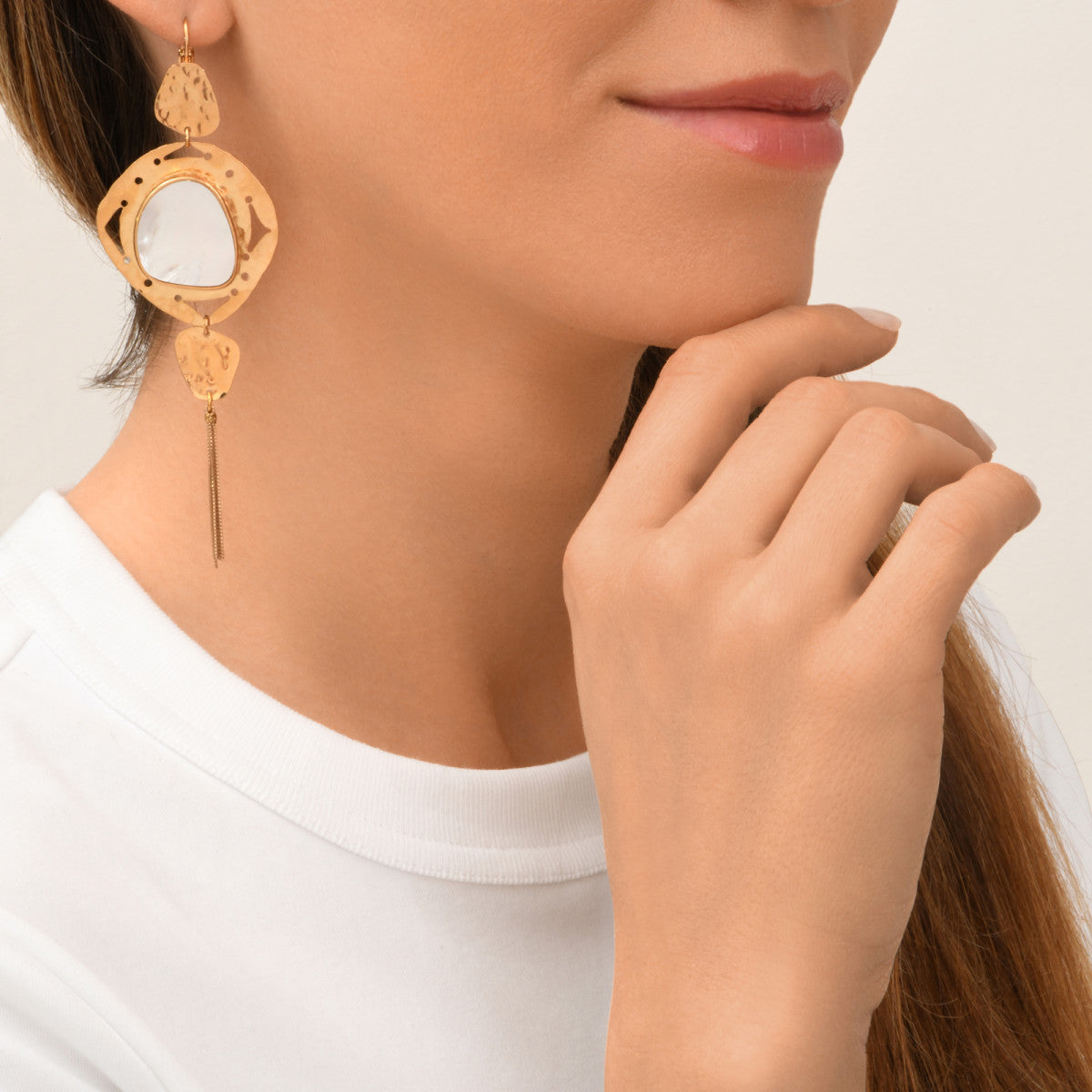 Boucles d'oreilles pendantes dormeuses Noto cabochon nacre et pompon - blanc Nacre