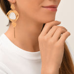 Boucles d'oreilles pendantes dormeuses Noto cabochon nacre et pompon - blanc Nacre