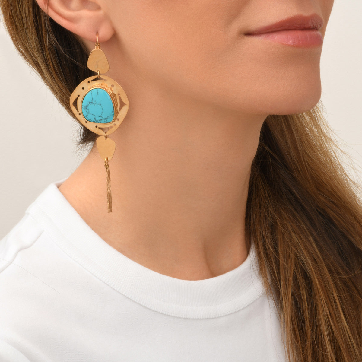 Boucles d'oreilles pendantes dormeuses Noto cabochon turquoise et pompon - bleu Turquoise