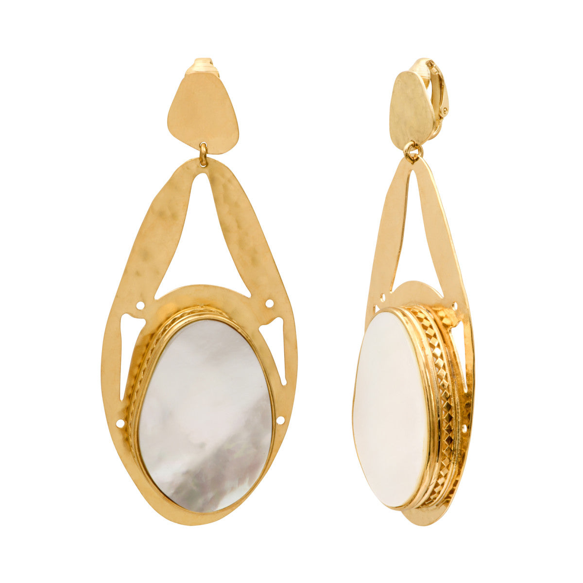 Boucles d'oreilles clips Noto en métal martelé ciselé et cabochon nacre - blanc Nacre