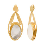 Boucles d'oreilles clips Noto en métal martelé ciselé et cabochon nacre - blanc Nacre
