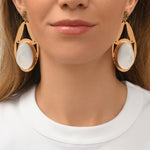 Boucles d'oreilles clips Noto en métal martelé ciselé et cabochon nacre - blanc Nacre