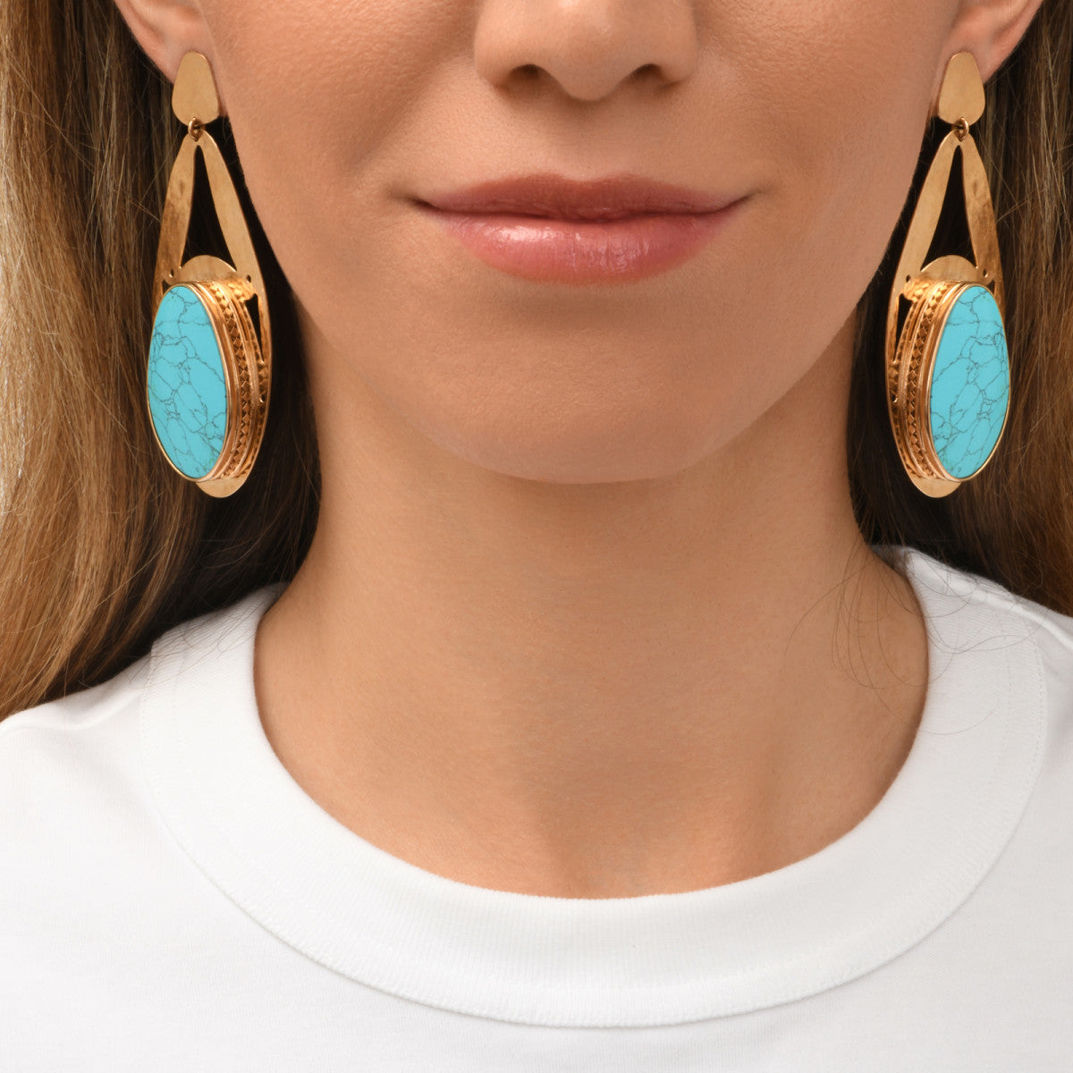 Boucles d'oreilles clips Noto en métal martelé ciselé cabochon turquoise - bleu Turquoise