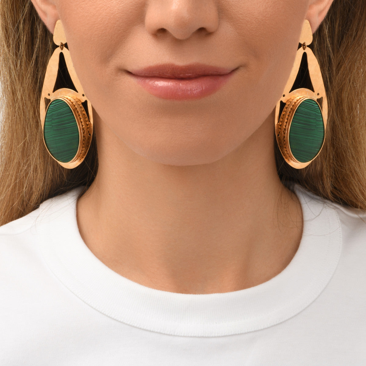 Boucles d'oreilles clips Noto en métal martelé ciselé cabochon malachite - vert Vert