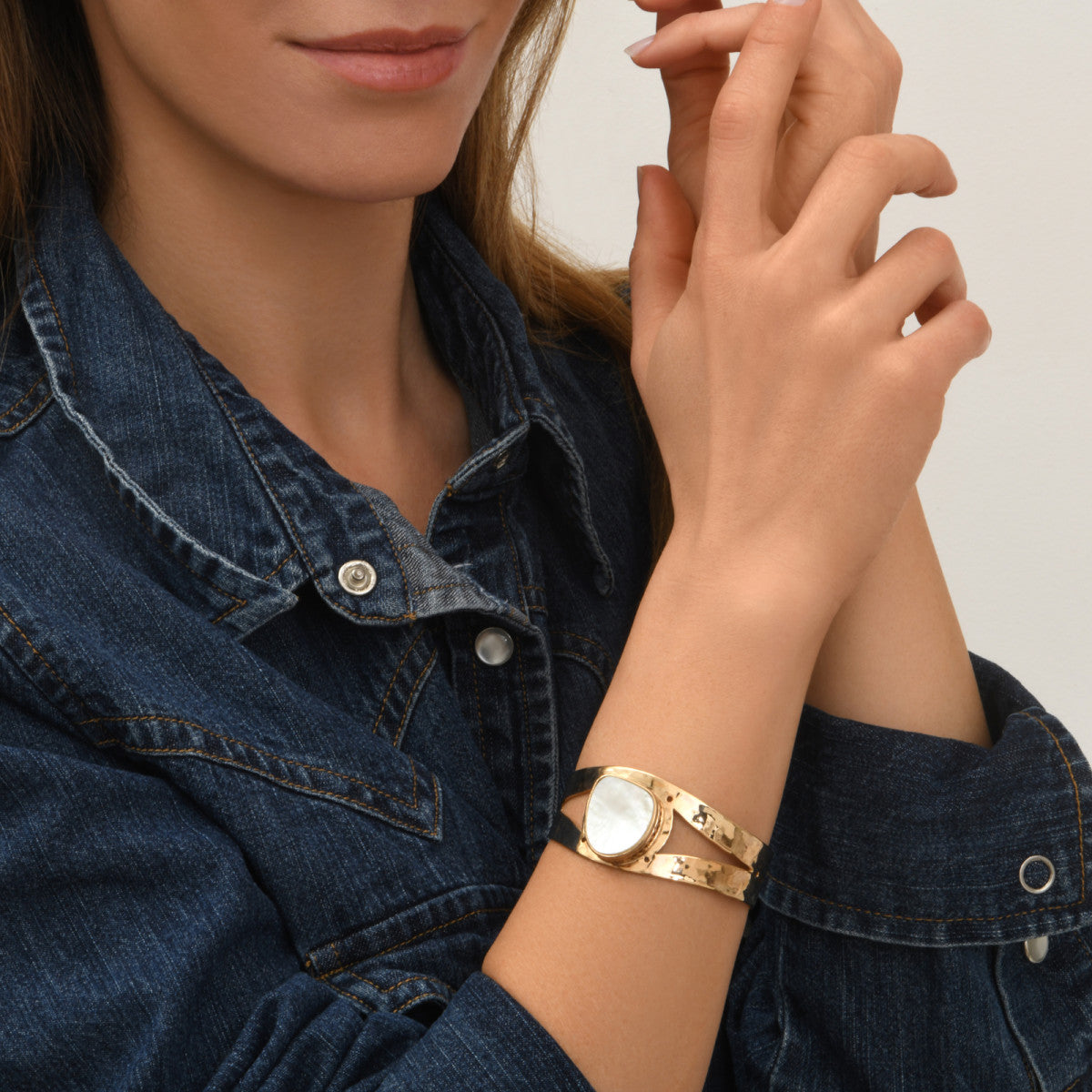 Bracelet manchette Noto en métal doré et cabochon nacre - blanc Nacre