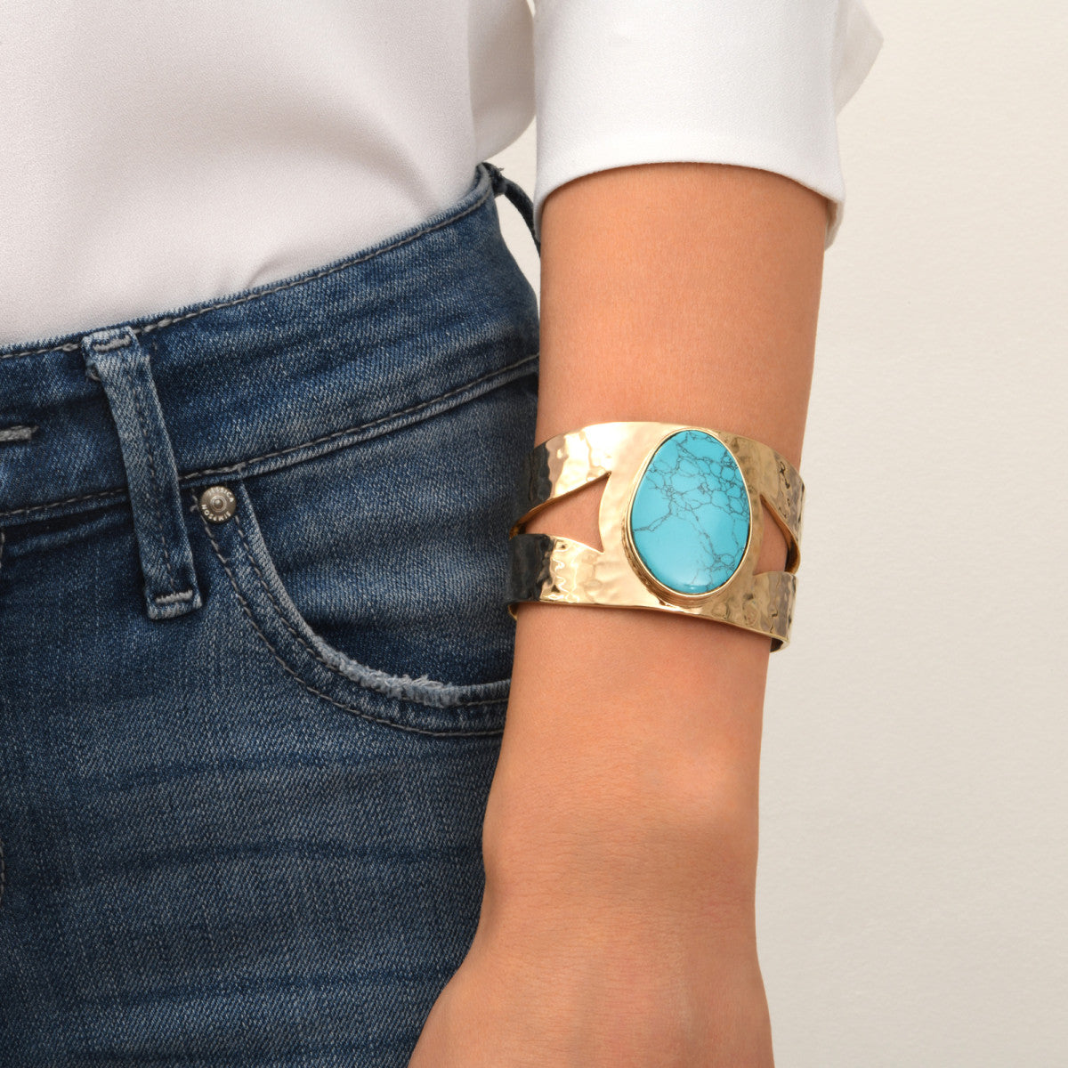 Manchette large ajustable Noto en métal doré ciselé et cabochon turquoise - bleu Turquoise