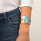Manchette large ajustable Noto en métal doré ciselé et cabochon turquoise - bleu Turquoise